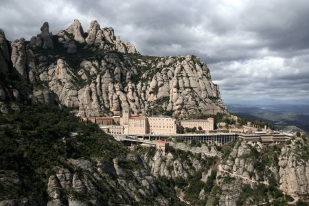 Het Klooster van Montserrat met daarboven dreigende wolken